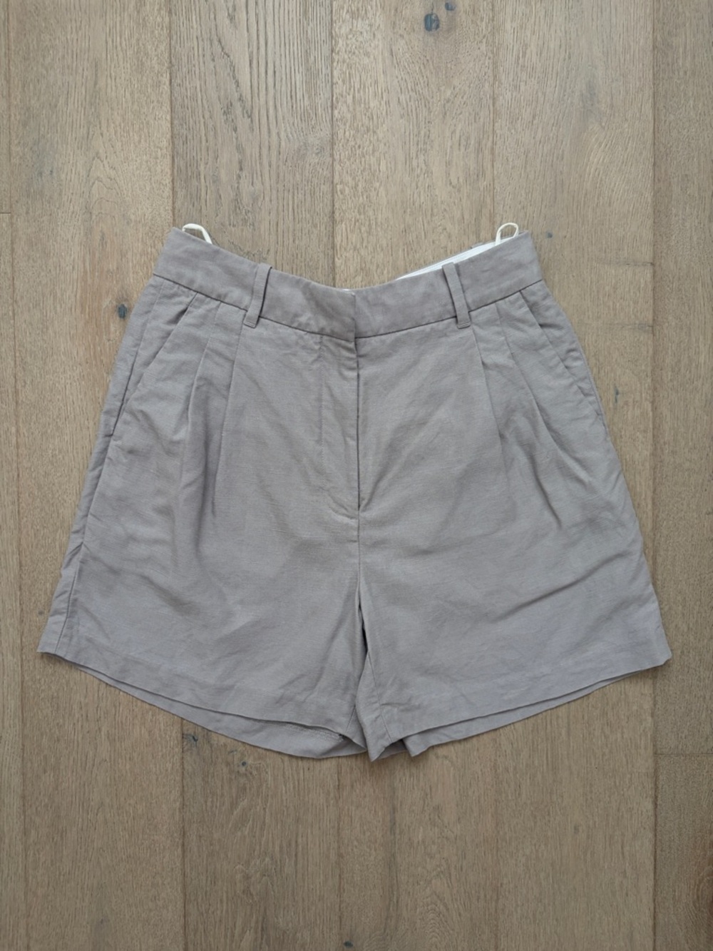 EUC Aritzia effortless short mid-thigh cruiselinen size 6 ashen grey